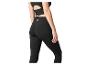 Femme en haut de sport noir découpé et leggings noirs taille haute.