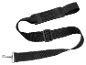 Une bandoulière noire avec boucle métallique.