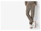 Pantalons cargo et baskets blanches pour homme.