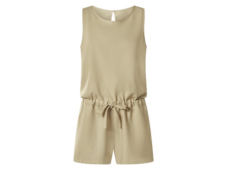 Combinaison beige sans manches pour femme avec cordon de serrage à la taille.