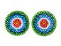 Deux motifs ronds de perles en vert, bleu, blanc et rouge