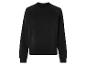 Un sweat-shirt noir à manches longues.