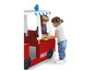 Deux enfants jouent avec un camion de nourriture rouge en jouet.