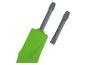 Un tournevis vert avec deux embouts interchangeables.