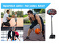 Un joueur de basket dribble avec un ballon, avec un panier de basket et des gens qui jouent au basket.