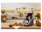 Un robot culinaire intelligent Monsieur Cuisine Connect avec des hamburgers et des frites sur une table avec des ballons dorés.