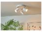 Lampe de plafond à trois bras blanche.