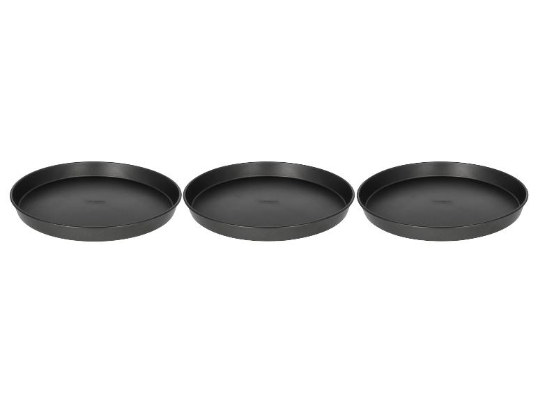 Trois moules à pizza ronds antiadhésifs de couleur anthracite.
