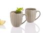 Deux tasses grises à texture striée, l'une avec du thé à la menthe et du citron.