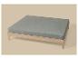 Matelas gris à motif floral dans un cadre de lit en bois clair.