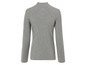 Un pull gris à col roulé à manches longues.