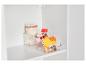 Un panier de rangement transparent avec du riz, des épices et des condiments dans une armoire de cuisine blanche.