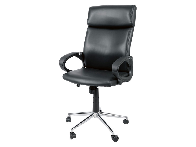 Un fauteuil de bureau noir avec accoudoirs et roulettes.
