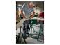 Un homme utilisant un chevalet Parkside pour travailler le bois.