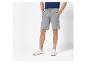 Shorts et baskets gris pour homme.