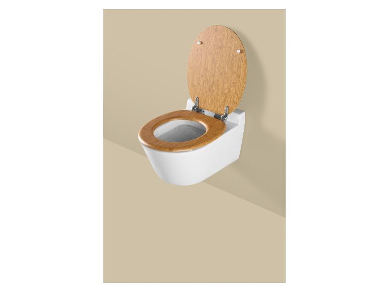 Toilette suspendue en céramique blanche avec abattant en bois ouvert.