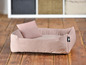Un lit pour chien rose avec un coussin