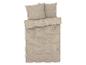 Parure de lit beige avec un motif floral.