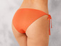 Un bas de bikini orange avec des lacets sur les côtés.