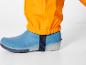 Bottes de pluie bleues avec un pantalon de pluie orange.