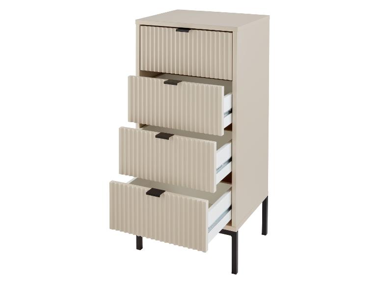 Une commode beige avec quatre tiroirs.