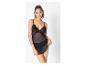 Une femme portant une chemise de nuit en dentelle noire.