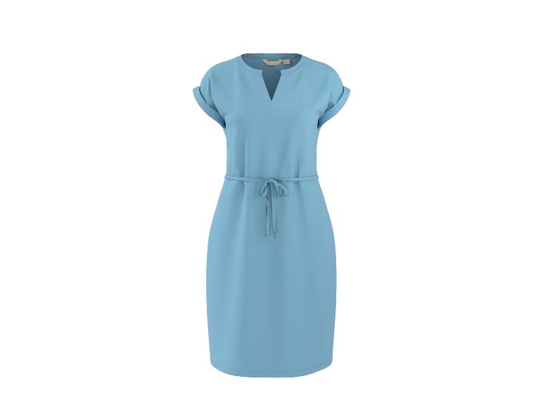 Robe bleu clair avec col en V, manches retroussées et ceinture.