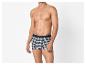 Homme torse nu portant un boxer à carreaux bleus, verts et blancs.