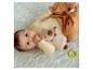 Bébé allongé sur une couverture tenant une mini-boîte à musique Fehn
