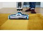 Aspirateur nettoyant un tapis jaune, laissant une bande propre.