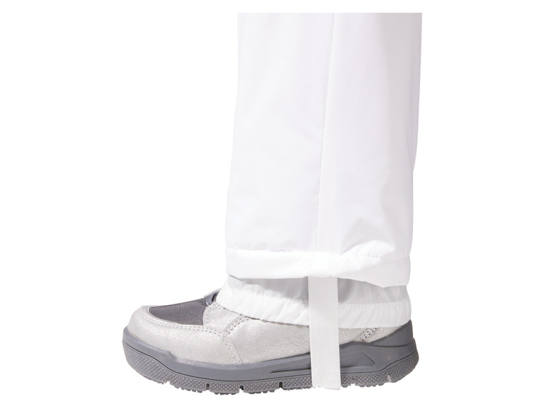 Pantalon blanc avec poignets élastiques et chaussures d'hiver argentées.
