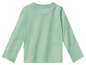 Un t-shirt à manches longues vert clair pour enfants.