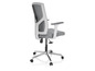 Chaise de bureau grise avec dossier en mesh et accoudoirs.