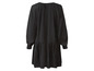 Robe noire à manches longues avec un ourlet plissé.
