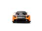 Voiture de course RC orange et noire sur fond blanc.