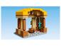 Une structure Lego Minecraft marron et jaune avec une épée bleue et une table de fabrication.