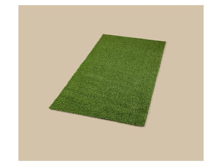 Gazon artificiel sur fond beige