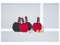 Trois raquettes de tennis de table rouges et une noire Crivit avec des balles blanches et jaunes.