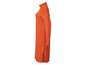 Un pull en maille orange à manches longues.