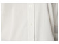 Gros plan sur une chemise blanche avec des boutons.