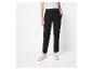 Pantalon noir avec des baskets blanches