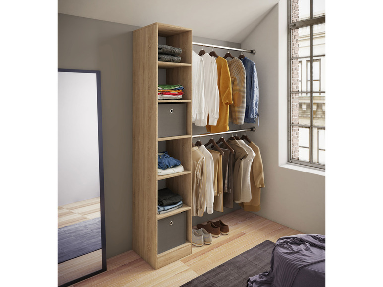 Un porte-vêtements en bois avec des étagères et des cintres.