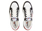 Des baskets Ellesse blanches et noires avec des accents rouges.