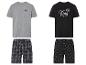 Deux ensembles de pyjamas à manches courtes, l'un avec un t-shirt gris avec 'Original' et un pantalon noir à carreaux, l'autre avec un t-shirt noir avec 'King' et un pantalon noir à couronnes.