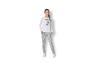 Une fille porte un t-shirt blanc à manches longues avec un imprimé 'Wednesday' et un pantalon de pyjama gris à pois.