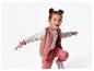 Petite fille avec veste de baseball rose et pantalon de jogging.