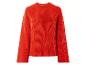 Un pull orange en tricot à manches longues.