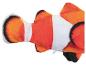 Un poisson en peluche orange et blanc avec des détails noirs.