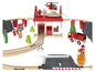 Un train en bois avec une caserne de pompiers, deux camions de pompiers, un hélicoptère et des accessoires.