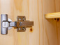 Une charnière Blum pour une porte de placard en bois.